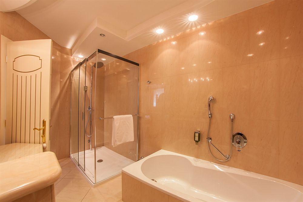 Cityhotel Goldener Adler B&B Chiusa Zewnętrze zdjęcie