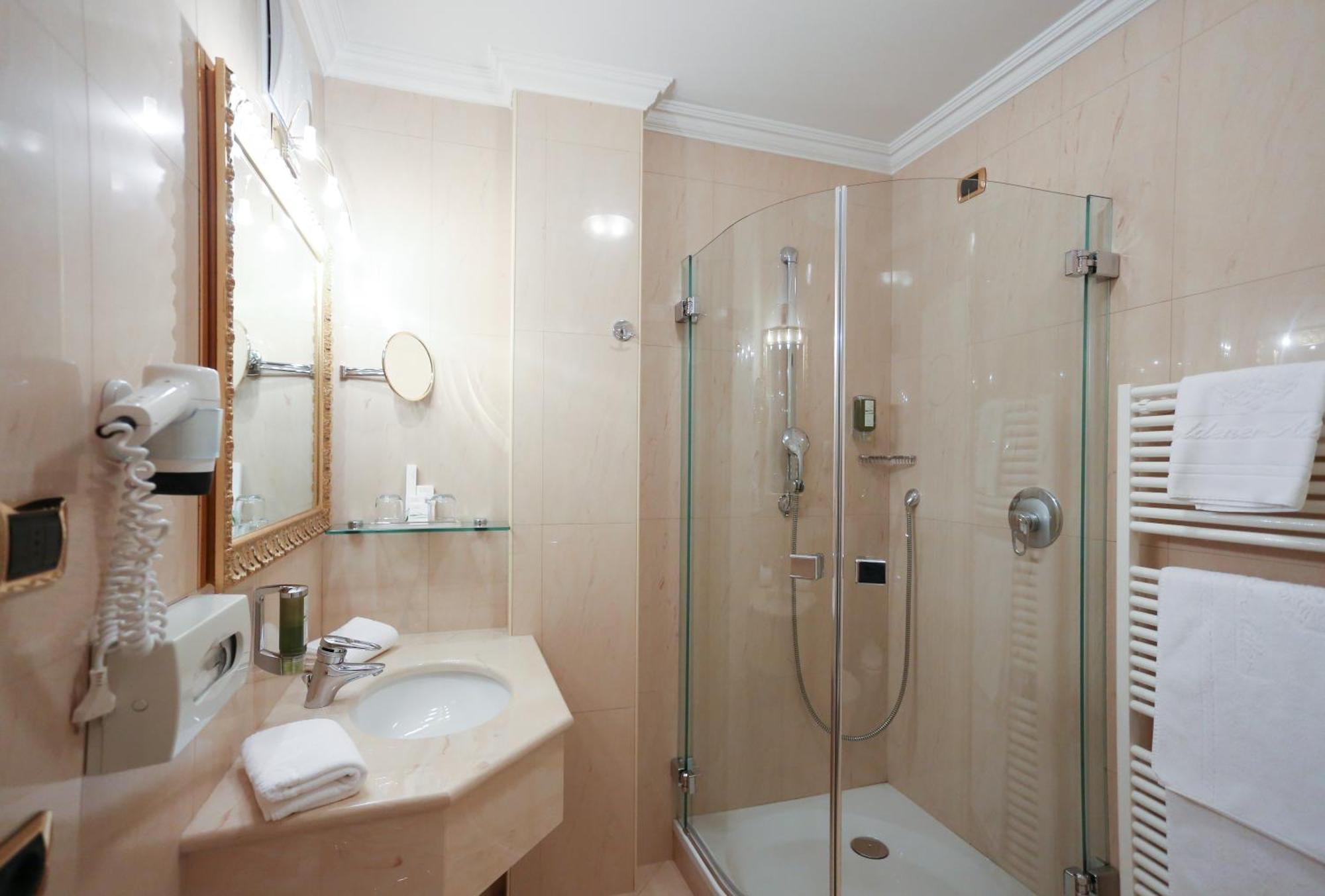 Cityhotel Goldener Adler B&B Chiusa Zewnętrze zdjęcie